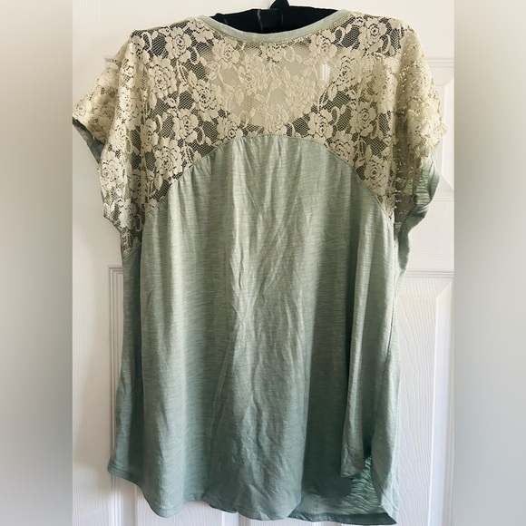 Avenue Womens Green Lace Sleeve Top w/ small front pocket, 14/16, used condition - Picture 4 of 4